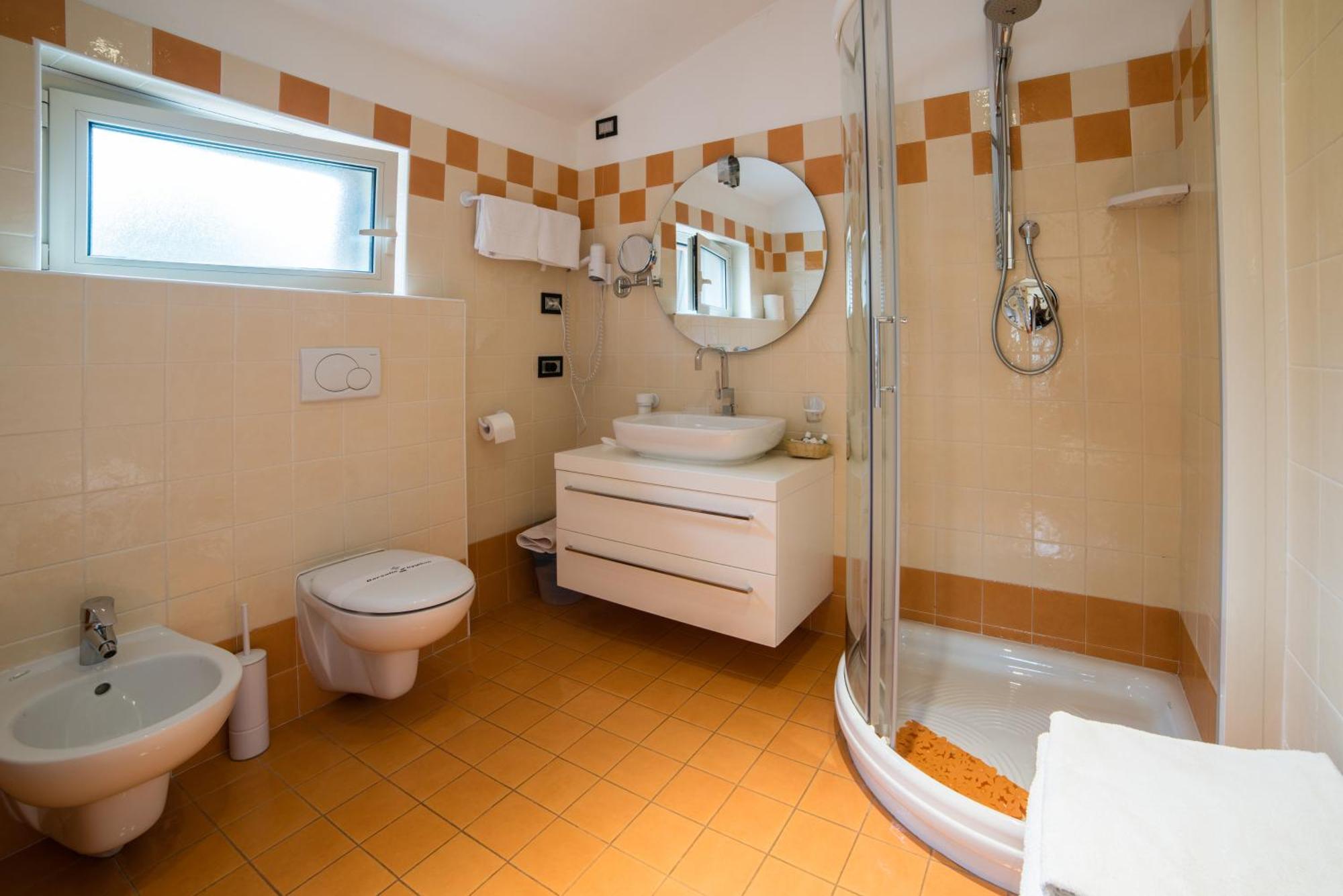 Albergo Milano Snc Ланцо-д’Интельви Экстерьер фото
