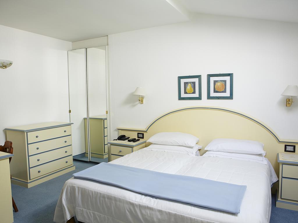 Albergo Milano Snc Ланцо-д’Интельви Номер фото